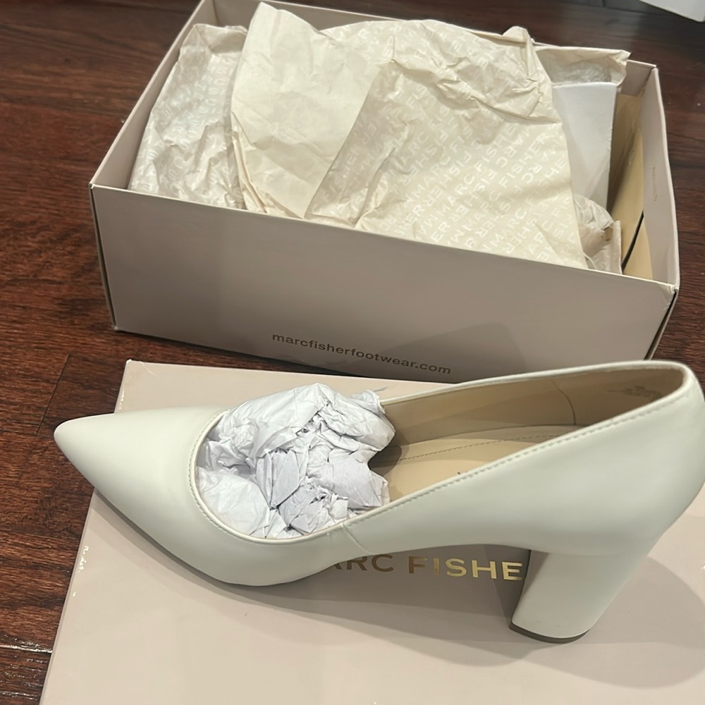 Marc Fisher size 9 Ivory, Viviene4 pump